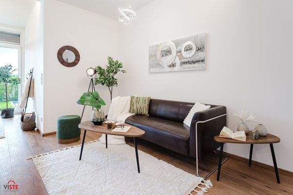 Gemütliches Wohnzimmer mit Küche und Essbereich