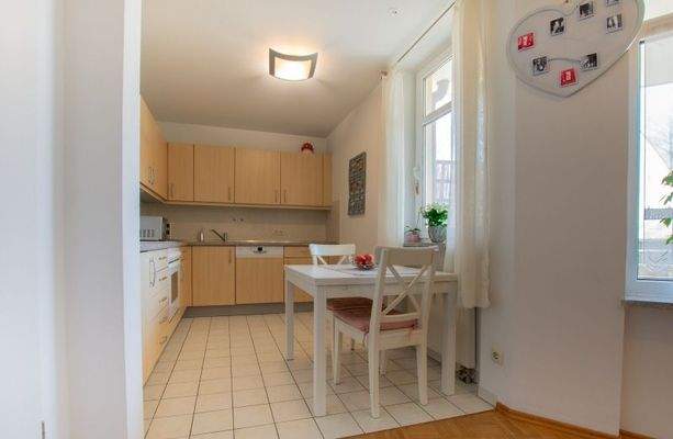 offener Küchenbereich mit Einbauküche