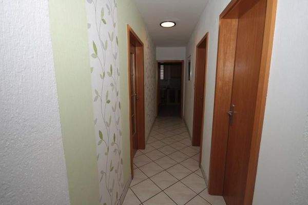 Flur zum Wohn- / Essbereich mit Küche