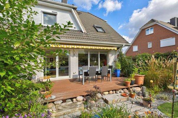 Liebevoll angelegter Garten mit sonniger Terrasse