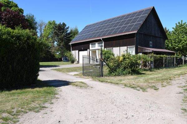 Hofeinfahrt mit Scheune