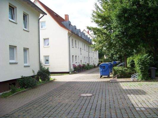 Innenhof mit Parkplätzen