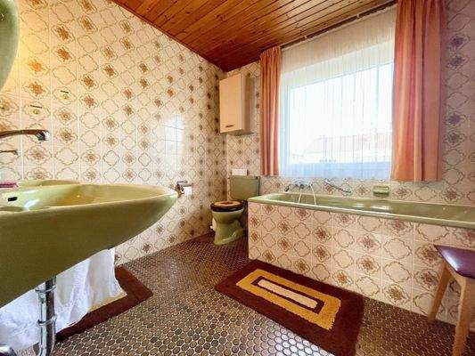 Tageslichtbadezimmer mit Wanne