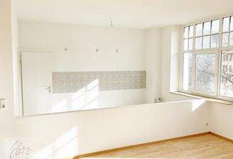 Wohnzimmer mit Blick in offene Küche