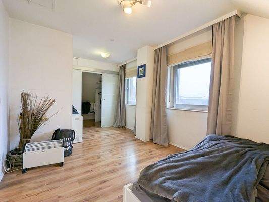 Schlafzimmer m. begehbarem Kleiderschrank