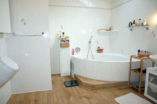 ... Dusche und Badewanne