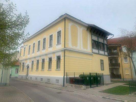 Vorderansicht, Eingang in das ev. Büro