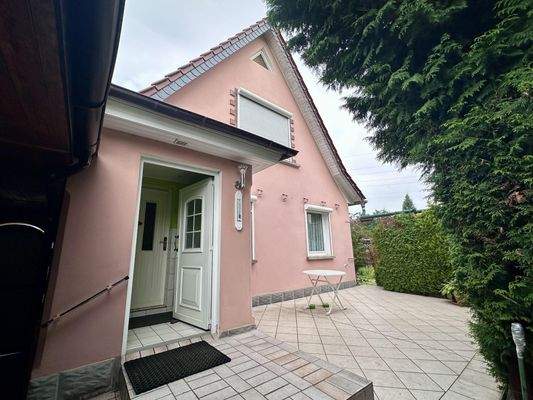 Außenansicht mit Eingang + Terrasse