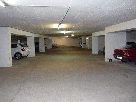 Großräumige helle Tiefgarage.jpg