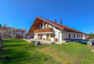 Hausansicht mit Garten und Terrasse