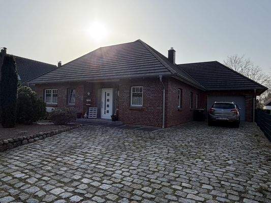 Auffahrt und Eingangsbereich