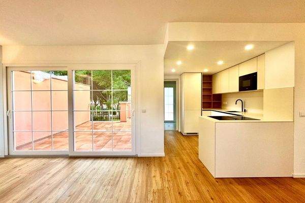 Halboffene Küche - Wohnbereich mit Terrassenzugang