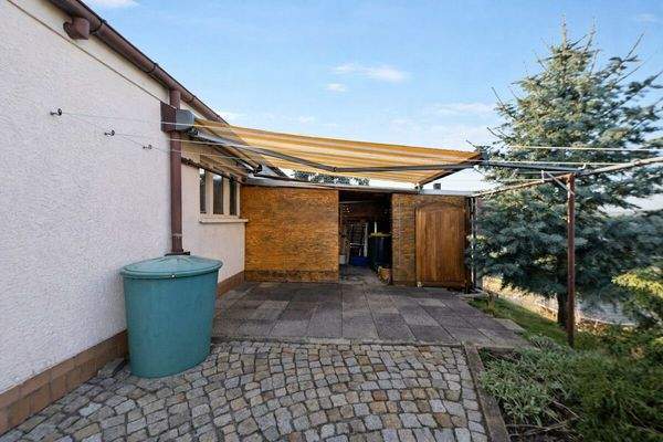 Terrasse mit Markise & Schuppen