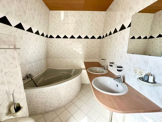 Bad mit Badewanne &amp; Dusche &amp; Fenster