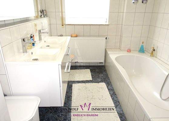 Bad mit Dusche und Wanne