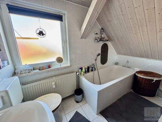 Bad mit Wanne und Fenster