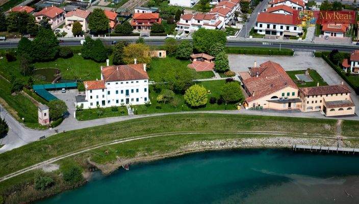 Grosses und schön angelegtes Grundstück