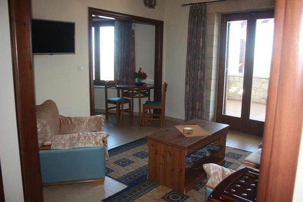 Steinhaus mit Blick auf das Meer und die Schlucht