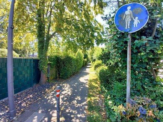 Fußweg hinter dem Haus