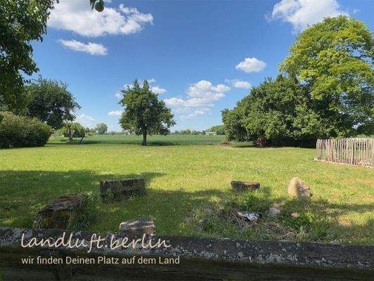Blick von der Bank an der Feuerstelle über das Fe