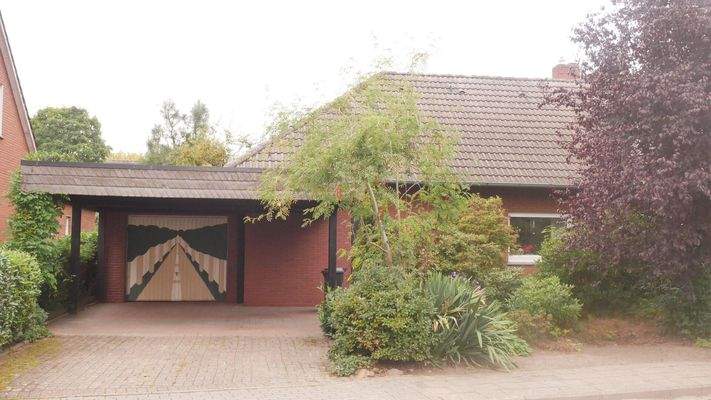 Straßenansicht mit Garage