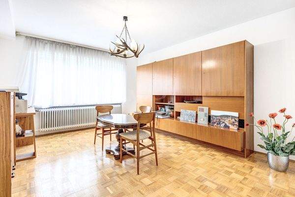 Helles Arbeitszimmer