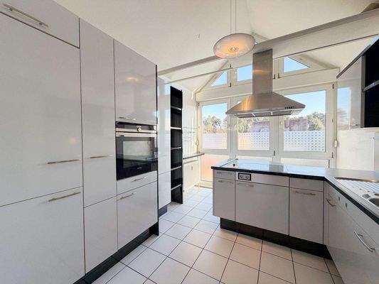 Küche mit allen elektrischen Geräten / Induktion