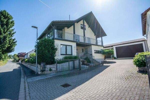 Einfahrtsbereich mit Hoftor