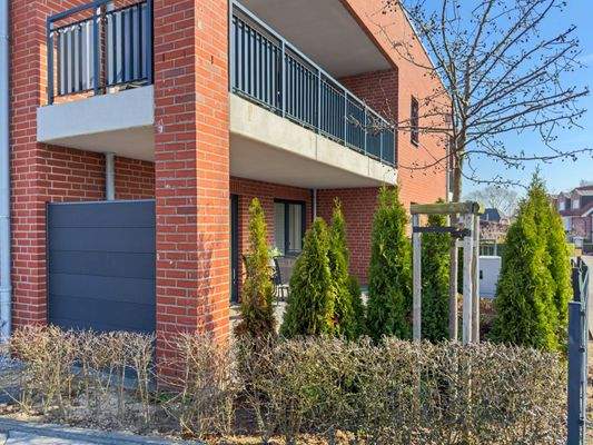 Außenansicht mit Blick auf die eingefriedete Terrasse 