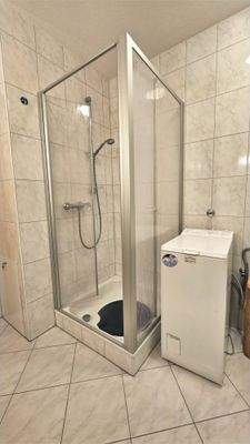 Dusche + Waschmaschine im Bad