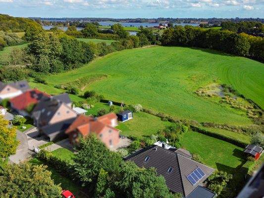 Drohnenaufnahme mit Blick über die Schlei 