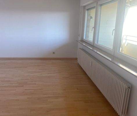 Blick von Küche zu Wohnzimmer