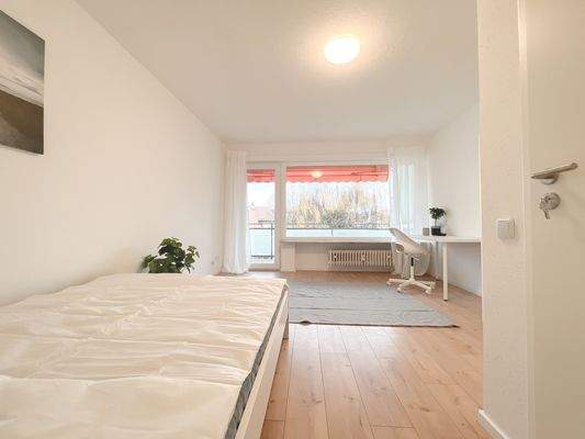 Helles WG-Zimmer mit Balkon