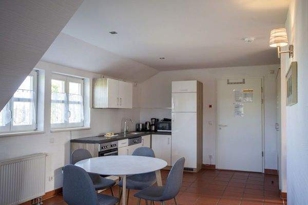 Ferienwohnung_D58_am_Bakenberg_auf_Ruegen_Kueche_mit_Essbereich