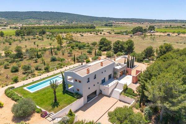 Weitläufige Neubaufinca mit Pool, eigenem Brunnen und traumhaftem Blick auf die Tramuntana