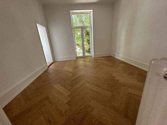 Zimmer mit Balkonzugang