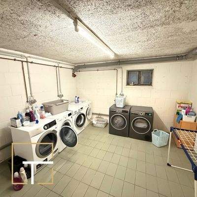 Waschküche mit Geräten