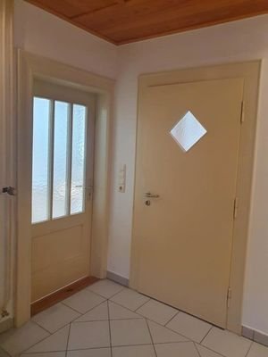 in der Diele mit Wohnungseingangstüre und Wohnzimmertüre