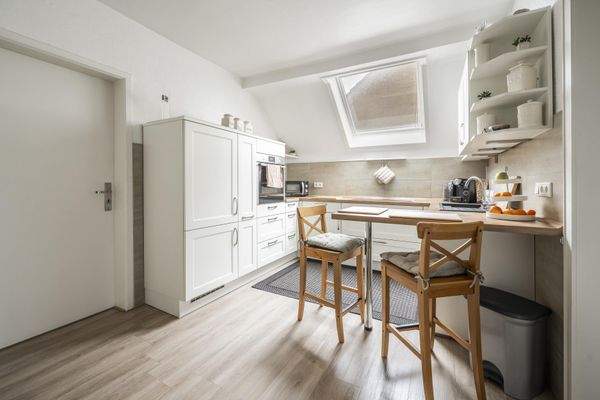 Küche mit kleiner Frühstückstheke