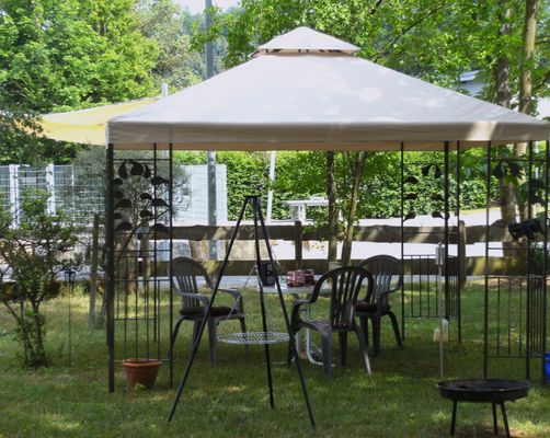 Pavillon im Garten.png