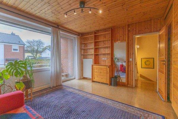 Schlafzimmer mit Zugang zum überdachten Balkon