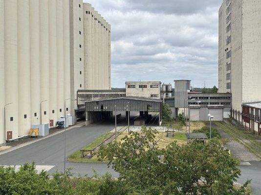 Abgabestation zw. Futtermischwerk und Großsilos