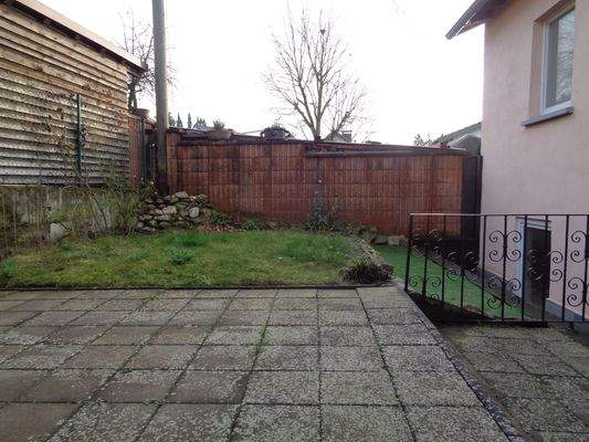 Kleine Wiese hinterm Haus