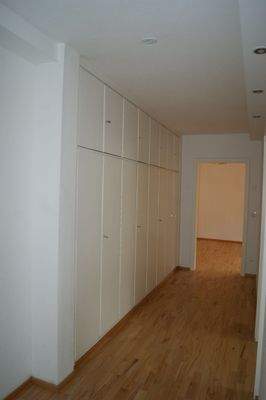 Flur mit Einbauschrank.JPG