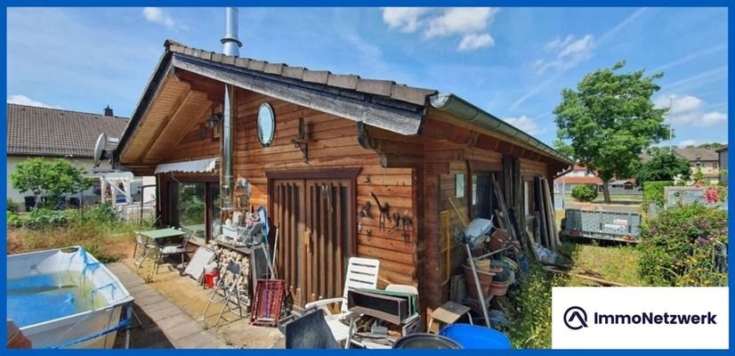 Hütte mit zwei großen Garagen