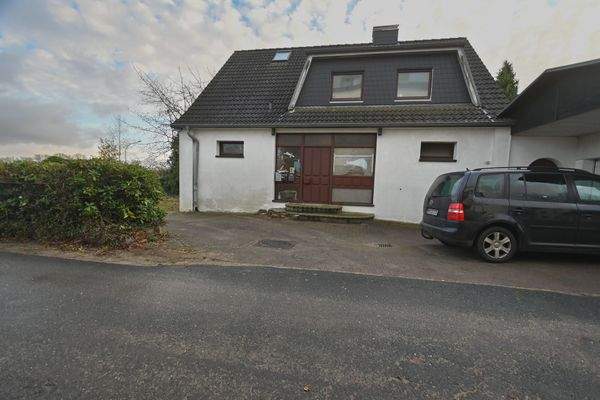 Seitenansicht mit Eingang