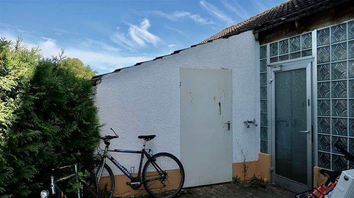 hinterer Eingang und Holzschuppen