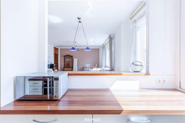 Küche mit Blick ins Wohnzimmer