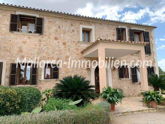 F 10017-S FINCA MIT WEITBLICK BIS IN DIE BERGE