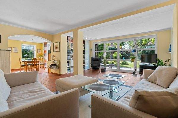 lichtdurchfluteter Wohnbereich